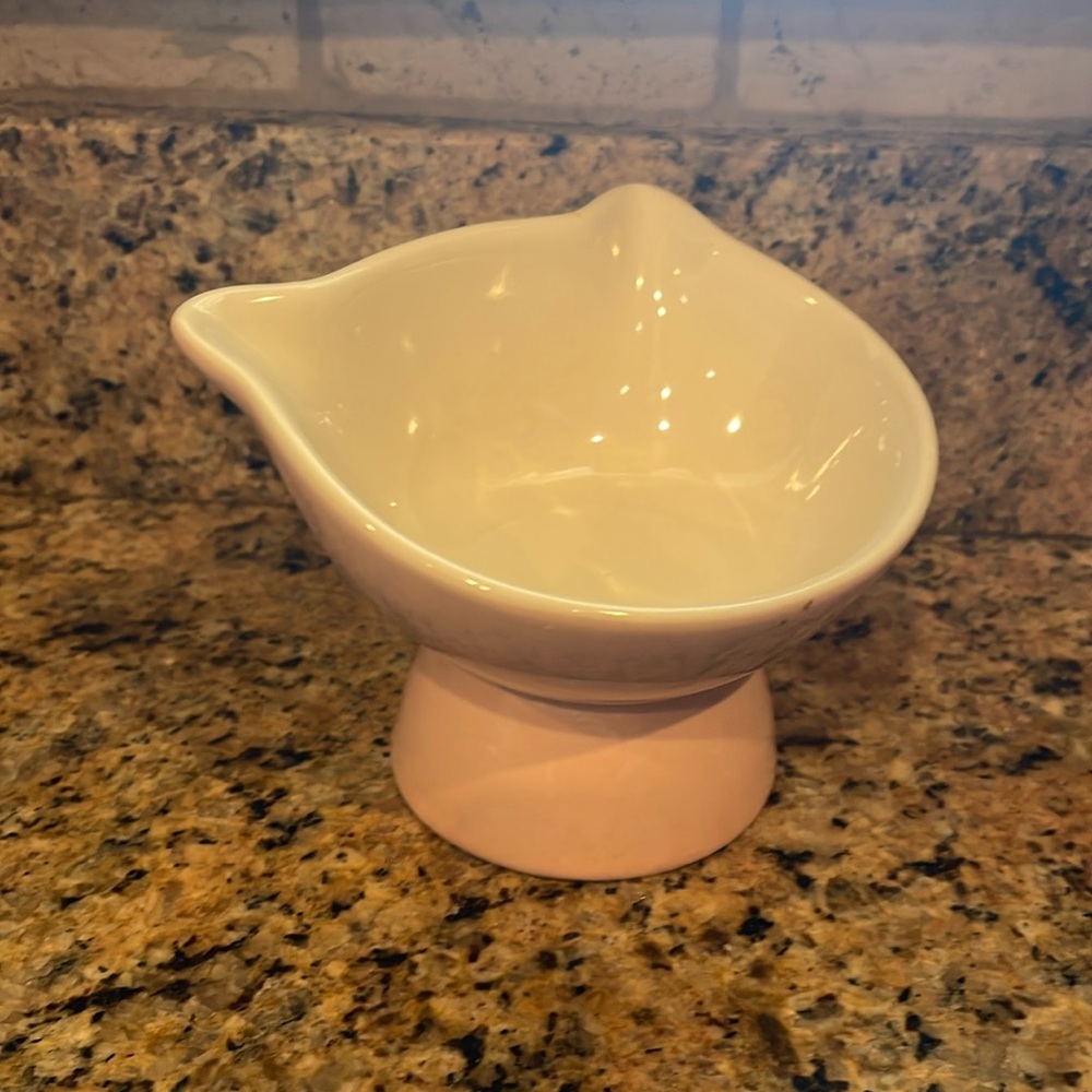 Cat shaped pet bowl